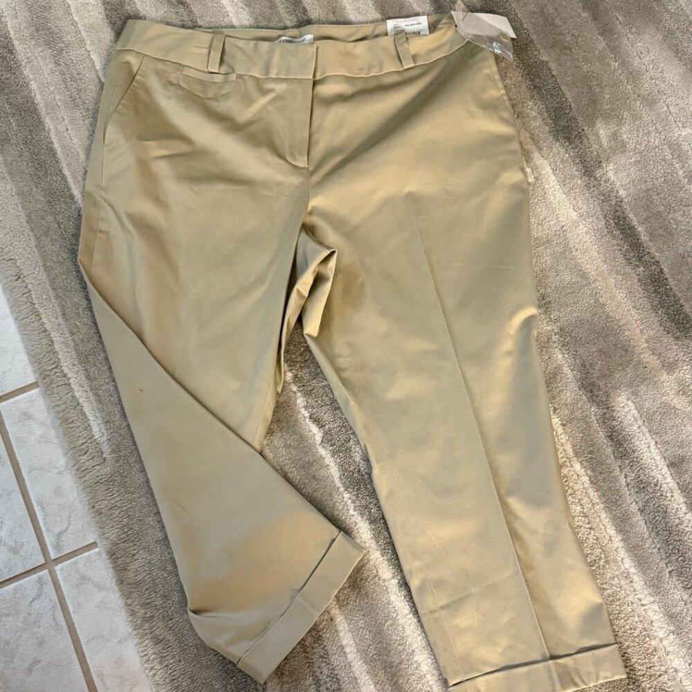 14P Liz Claiborne cropped beige chinos. Brand new.